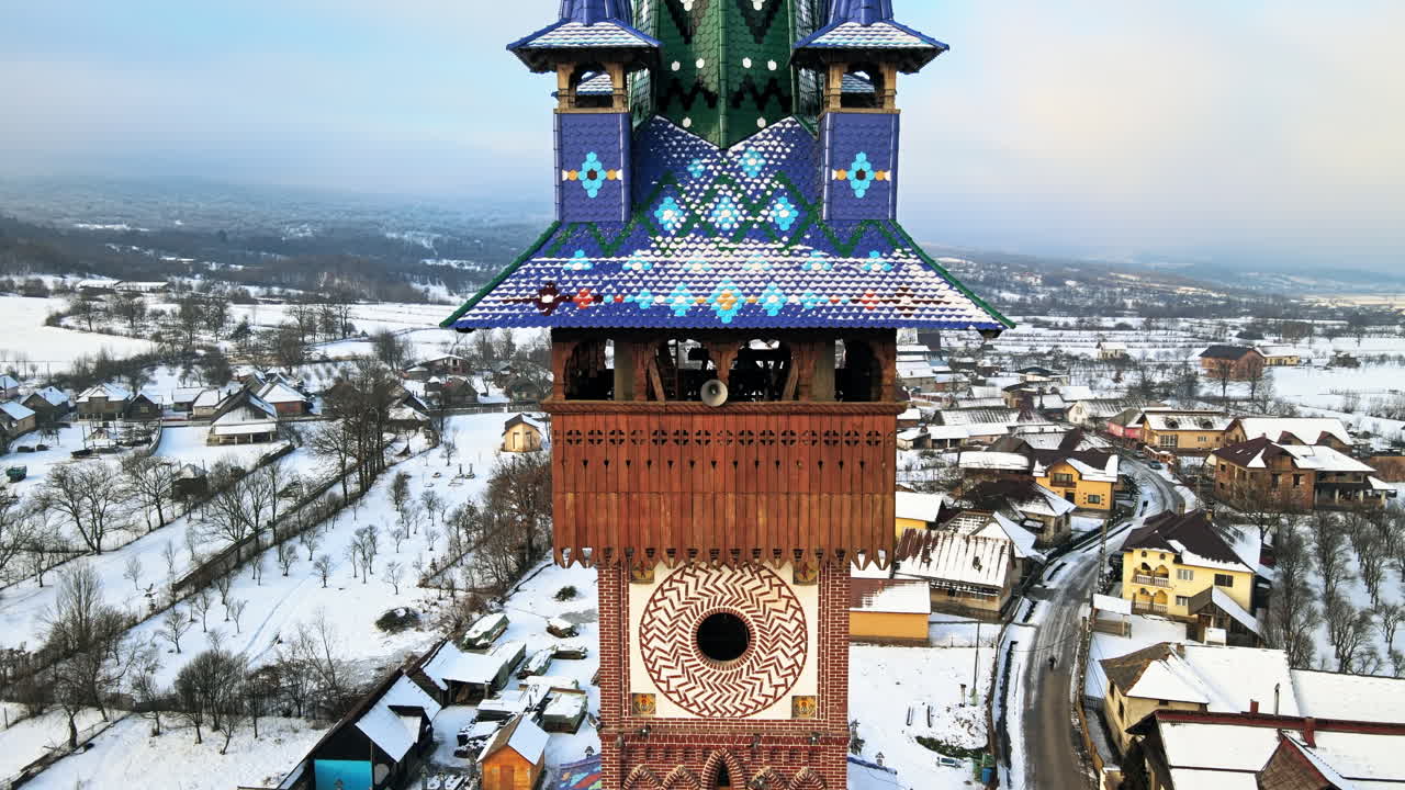 Romanya, Sapanta'daki Neşeli Mezarlığın kışın drone ile havadan görünümü. Kilise dış cephesi, kar