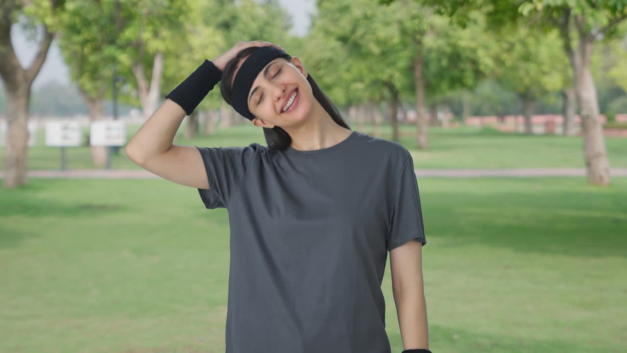 운동 을 하는 행복 한 인도인 소녀