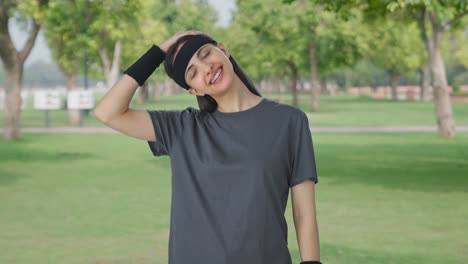 chica india feliz haciendo ejercicio