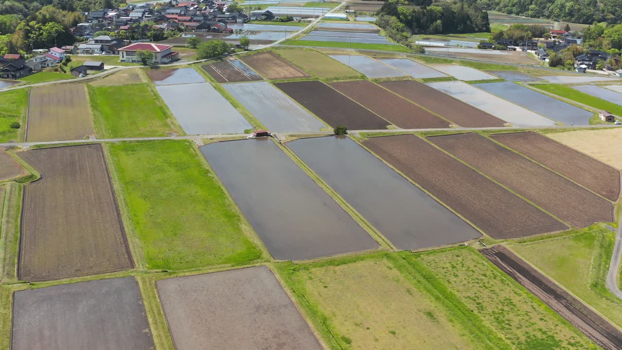 Pemandangan udara pedesaan Jepang, pengambilan gambar miring di atas Kota Daisen di Prefektur Tottori