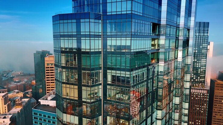 Allontanamento da un edificio residenziale a torre. Paesaggio di Boston, Massachusetts, USA. Vista aerea