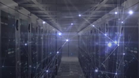 animación de puntos conectados con líneas sobre barras que caen en estantes de servidores en la sala de servidores