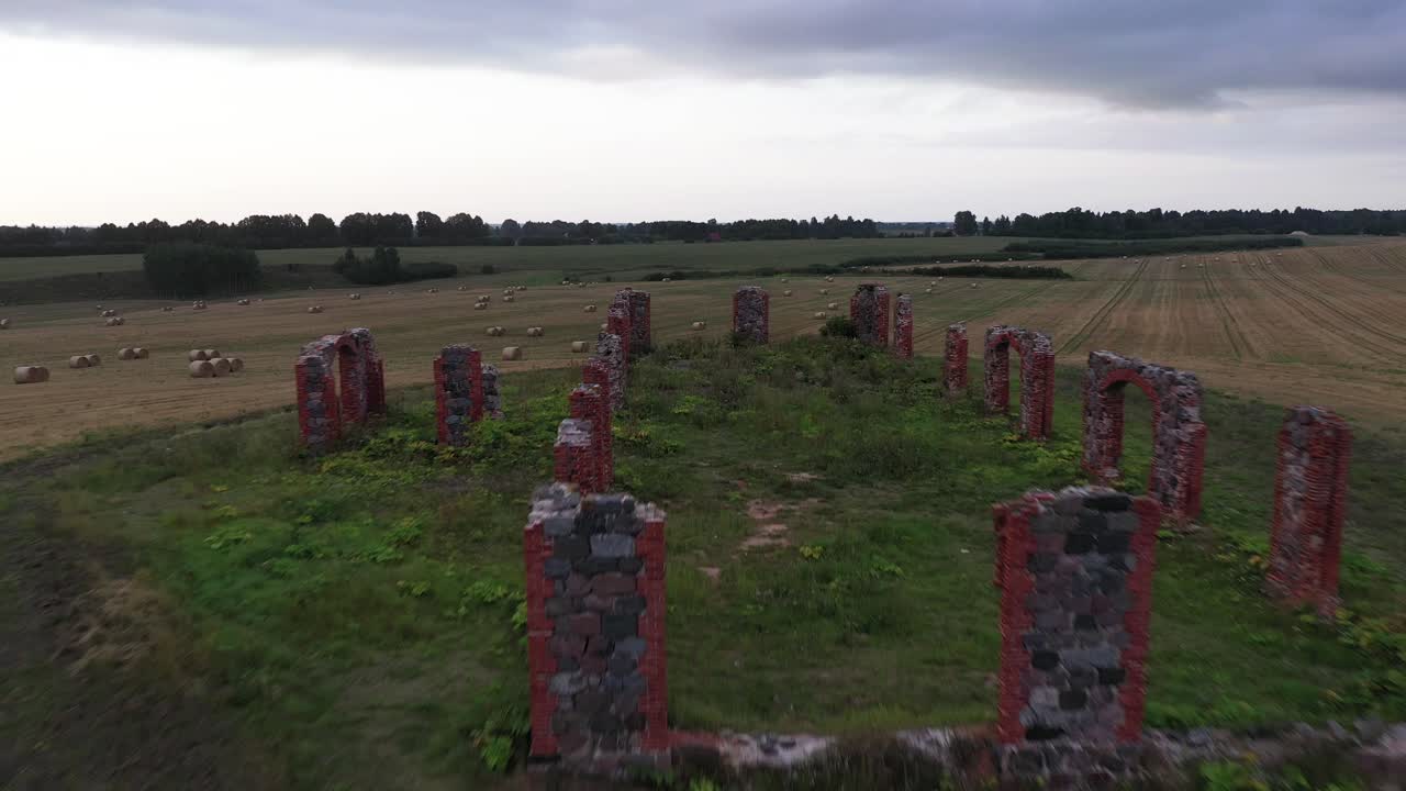 ruinas de un antiguo edificio similar a stonehenge, destino famoso en smiltene, letonia