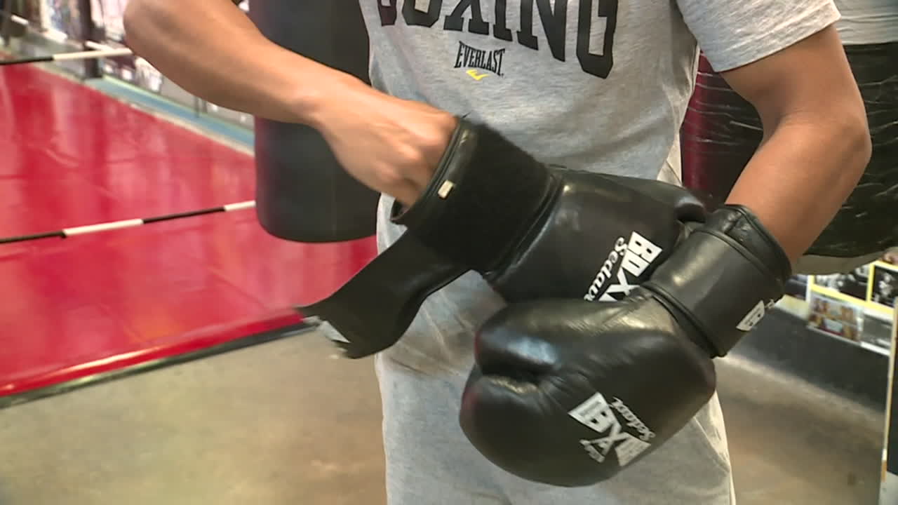 hombre poniéndose guantes de boxeo