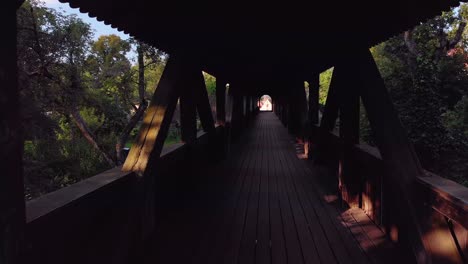 Al-Comienzo-De-Un-Largo-Puente-Cubierto-De-Madera-Vintage