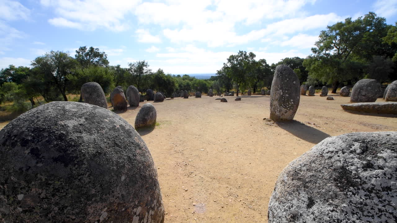 el cromelech de almendres, que data del período neolítico temprano-medio