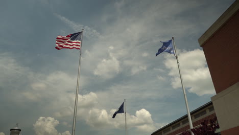 Stockvideomaterial-Der-Im-Wind-Wehenden-Amerikanischen-Flagge-Und-Michigan-Staatsflagge