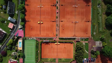 Canchas-De-Tenis-Con-Gente-Jugando,-Vista-Aérea-De-Drones-De-Arriba-Hacia-Abajo,-Día-Soleado