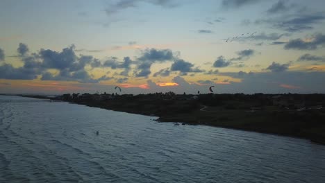 kitesurf en portland texas con pelícanos al fondo