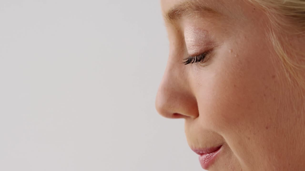 mujer tomando un batido