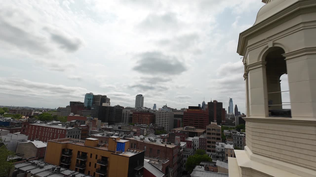 아메리칸 타운의 교외 지역의 교회 타워를 따라 드론 비행