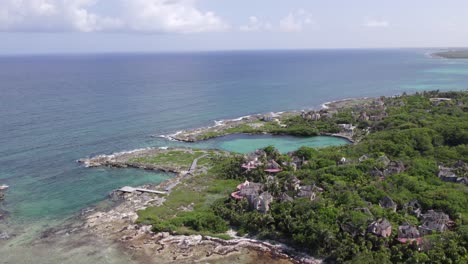 Dolly-In-Drohnenaufnahme-Eines-Verlassenen-Hotels-In-Der-Karibik