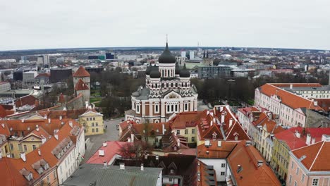 Vista-Aérea-De-Las-Iglesias-En-El-Casco-Antiguo-De-Tallin,-Estonia.