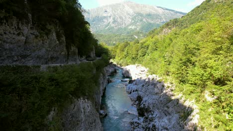 el río soča en eslovenia, parte del parque nacional triglav, tiene un color verde esmeralda y es uno de los ríos más bellos de toda europa