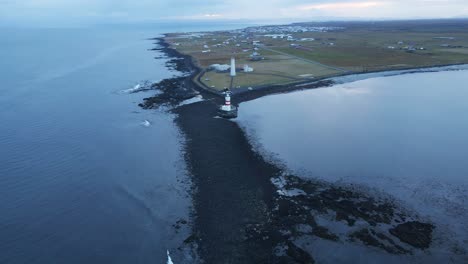 Luftaufnahme-Vom-Meer-Zu-Zwei-Wunderschönen-Leuchttürmen-An-Der-Küste-Islands