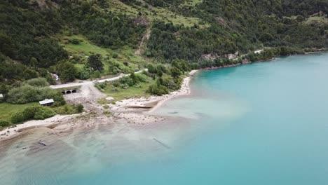 Costa-Verde-Sobre-Agua-Glacial-Azul-Aguamarina-En-La-Patagonia-Chilena,-Entrada-Del-Lago-General-Carretera-Cerca-De-Bahia-Murta