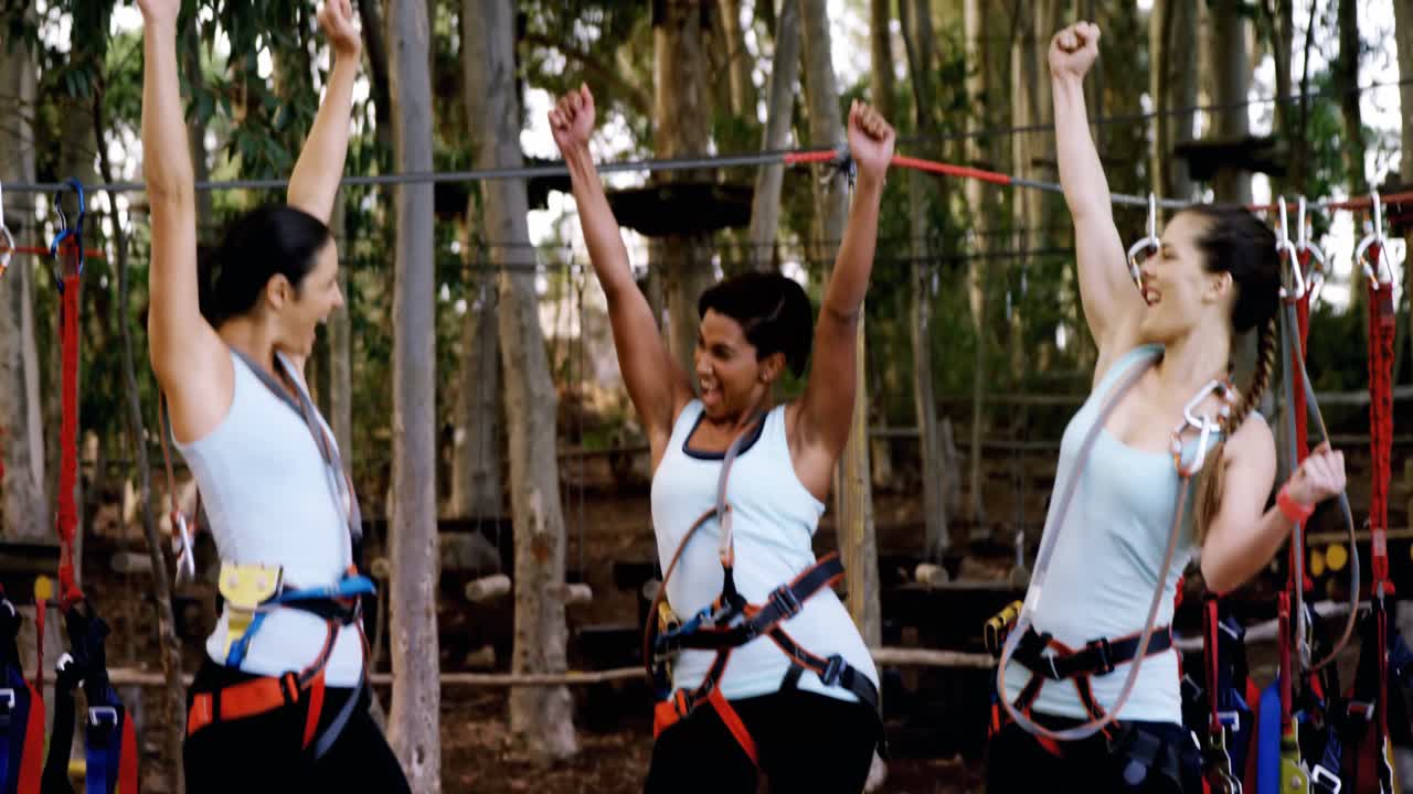 amigos dándose los cinco altos el uno al otro 4k