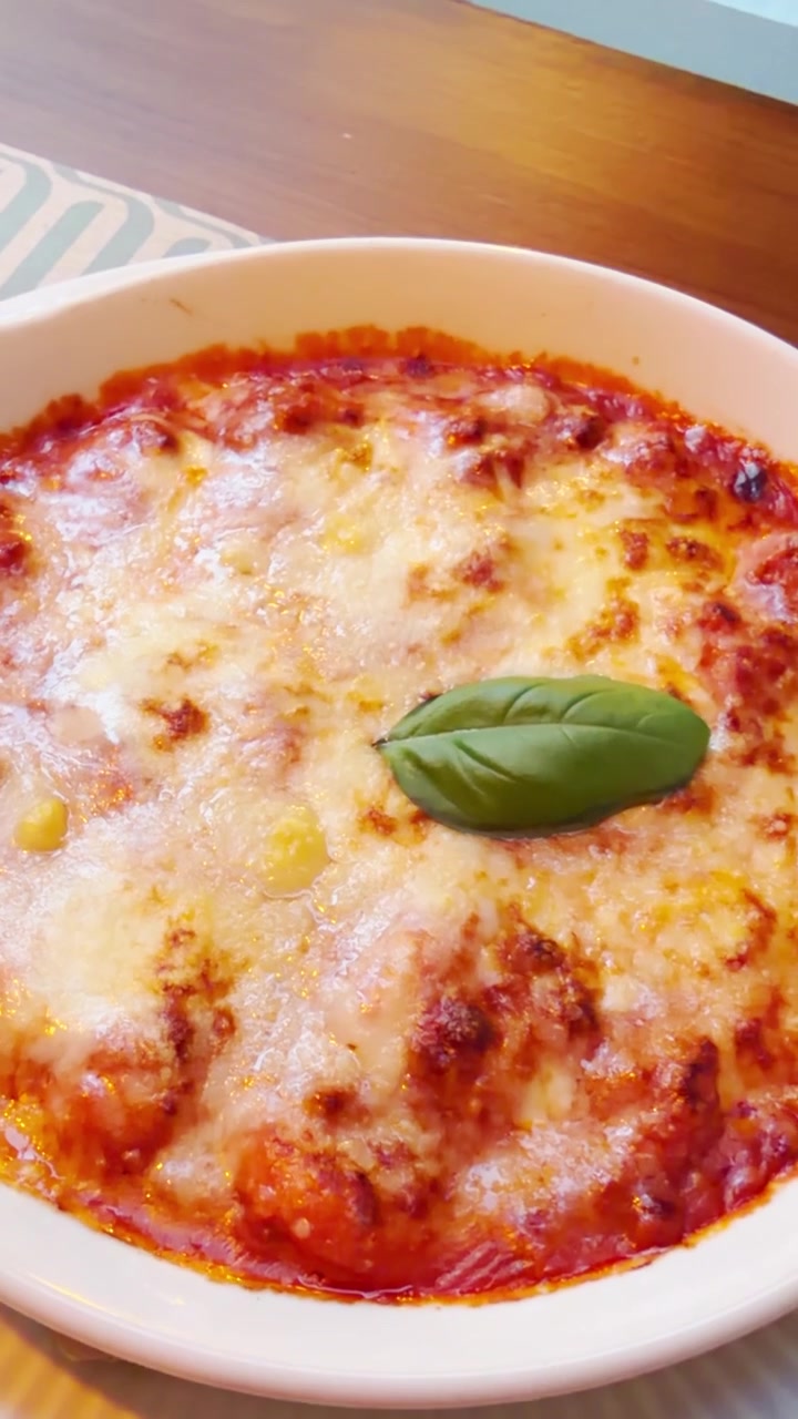 POV di deliziosa lasagna tradizionale italiana preparata con ragù alla bolognese e salsa al formaggio in un ristorante italiano, filmata con la fotocamera del telefono in video verticale in stile UGC da un foodie o vlogger che gusta il cibo