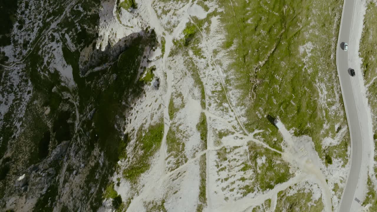 toma aérea de drones de arriba hacia abajo del estacionamiento de automóviles en los alpes dolomitas en el tre cime di lavaredo italia, 4k