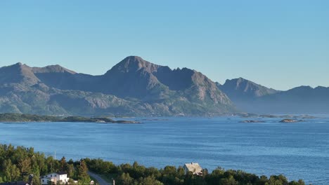 Pintoresco-Paisaje-De-Fiordos-Y-Montañas-En-Bovaer,-Senja,-Noruega