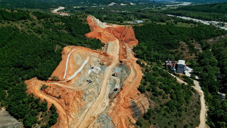 Vista-Aérea-Del-Equipo-De-Trabajo-En-La-Cantera-De-Arena-En-Medio-De-La-Montaña-Forestal.