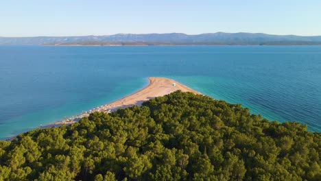 Vuelo-De-Drones-Sobre-La-Franja-Costera,-Los-árboles-Y-La-Playa-En-La-Ciudad-Turística-De-Croacia-A-Orillas-Del-Mar-Adriático