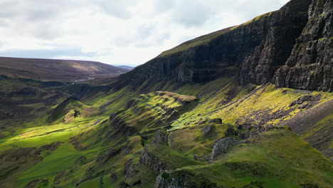 Panoramablick-Aus-Der-Luft-Auf-Lebhafte-Grasfelder-Am-Fuße-Der-Schottischen-Highlands