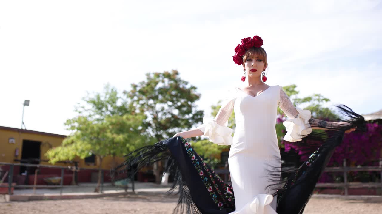 Elegante ballerina di flamenco che si esibisce all'aperto con uno scialle ricamato