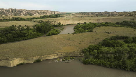 Cuenca-Del-Río-Alazani-Cerca-De-Los-Acantilados-De-La-Reserva-Natural-De-Vashlovani-En-Georgia