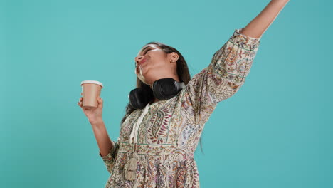 mujer alegre estirándose y bebiendo café después de despertarse
