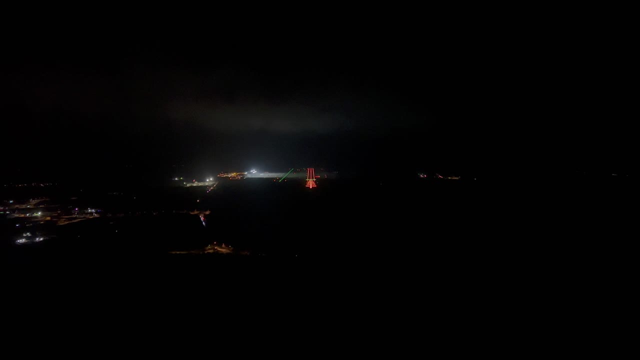 이비자 공항에 접근하는 동안 제트 조종석에서 멋진 전망