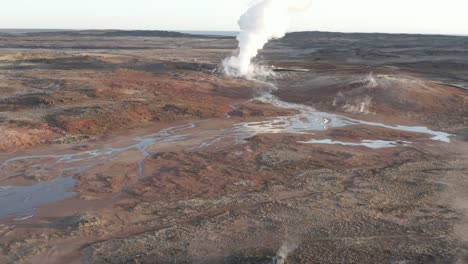 Paisaje-Extraterrestre-En-Islandia-Volando-Hacia-El-Famoso-Géiser-Gunnuhver