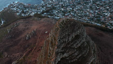 Vista-Aérea-De-Cabeza-De-León-Llena-De-Gente-Que-Se-Une-A-La-Puesta-De-Sol-En-Ciudad-Del-Cabo