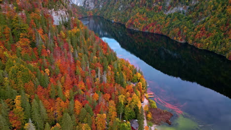 Vista-Aérea-De-Drones-Sobre-El-Lago-Toplitz