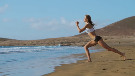 Mujer-Fitness-Haciendo-Ejercicios-De-Estocadas-Para-Entrenamiento-De-Músculos-De-Glúteos-Y-Piernas,-Entrenamiento-De-Músculos-Centrales,-Equilibrio,-Cardio-Y-Estabilidad.-Chica-Activa-Haciendo-Ejercicio-De-Estocada-Con-Una-Pierna-Hacia-Adelante-Y-Hacia-Adelante.