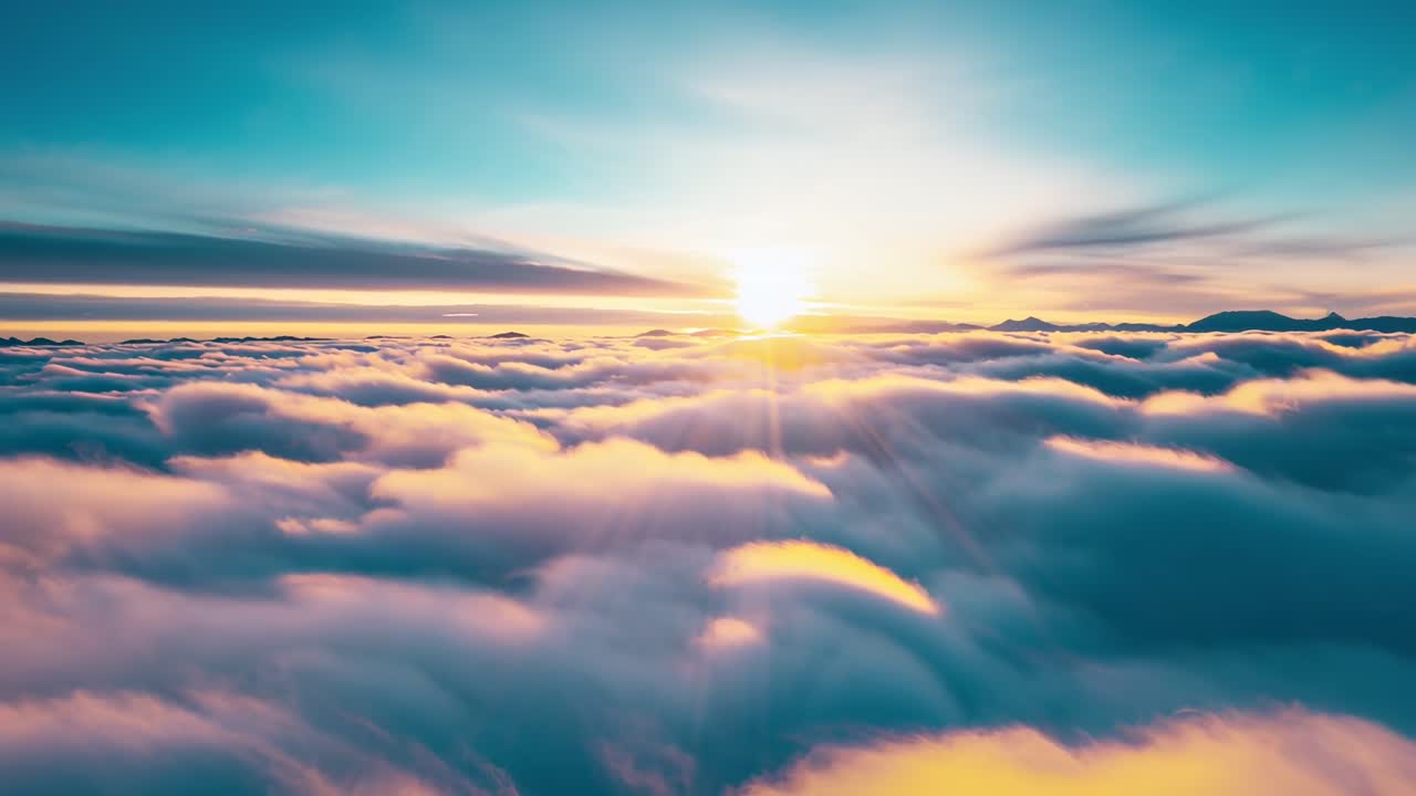 Vista de vídeo aérea de um nascer do sol deslumbrante acima das nuvens, capturando cores vibrantes e um céu vasto.