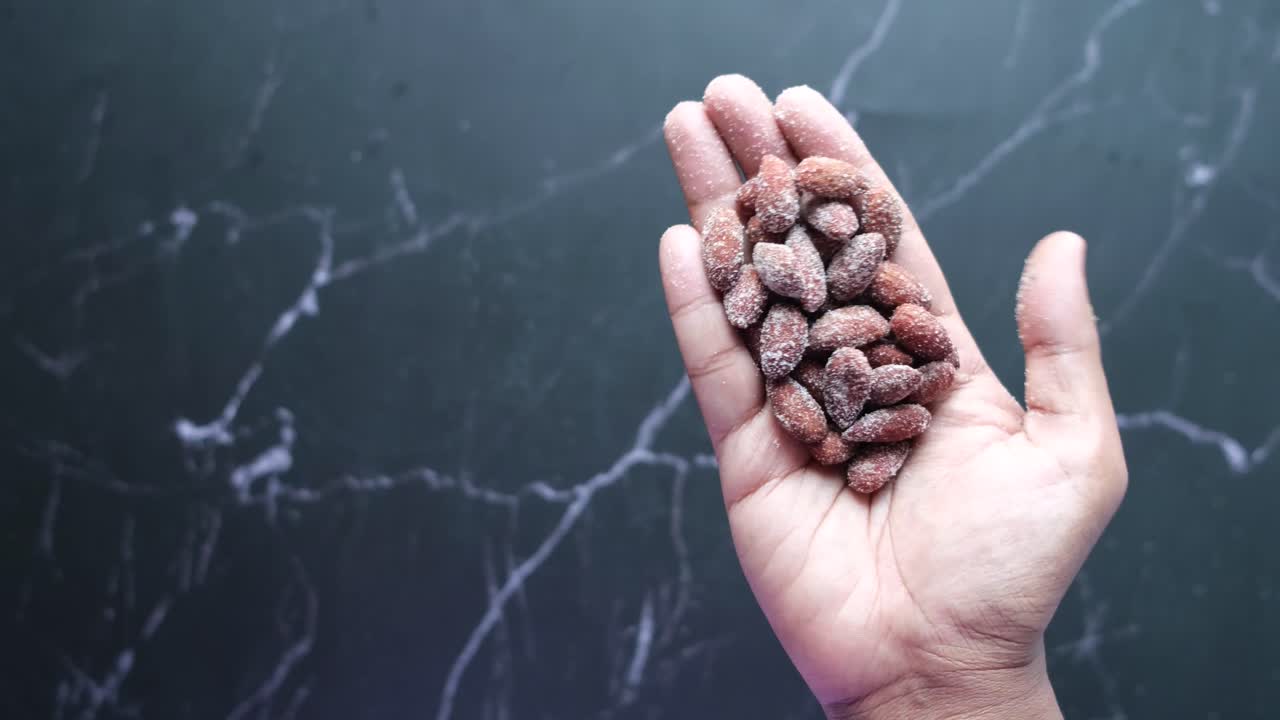 소금 된 아몬드 한 손