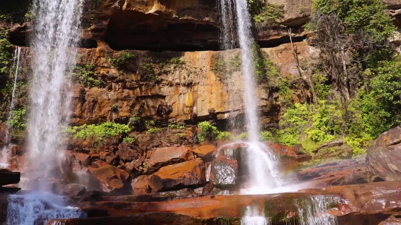 cascada natural prístina que cae de las rocas en los bosques en el día desde diferentes ángulos video tomado en phe phe fall meghalaya india