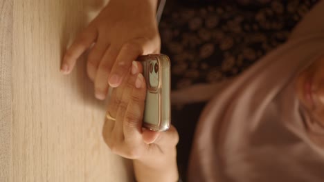 mujer usando un teléfono inteligente