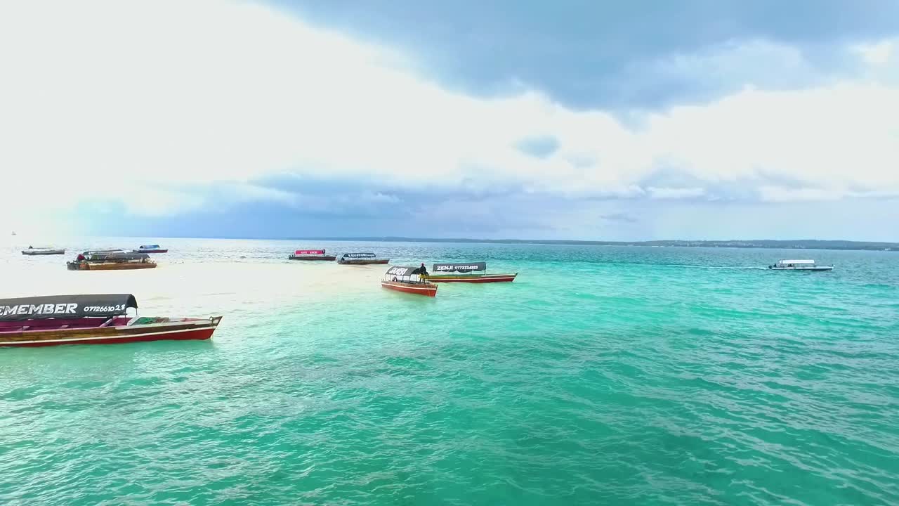 Zanzibar Adası'nda beyaz kumlu bir plajda geleneksel tekne.