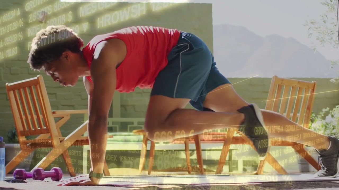 Un uomo che si allena partendo dalla posizione di plank, eseguendo rapidi piegamenti delle ginocchia al petto su un tappetino per il fitness con una sovrapposizione numerica.