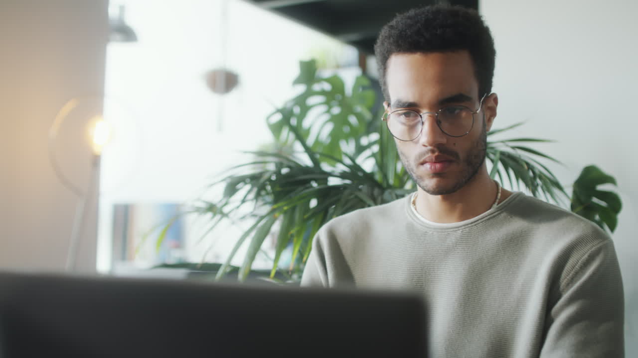 hombre trabajando en una computadora portátil en la oficina del hogar