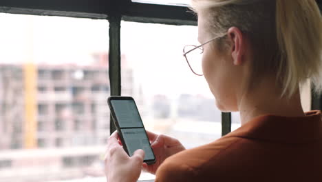 pantalla de teléfono inteligente, mujer de negocios