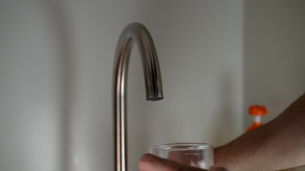 primer plano, de, hombre, llenado, vaso de agua