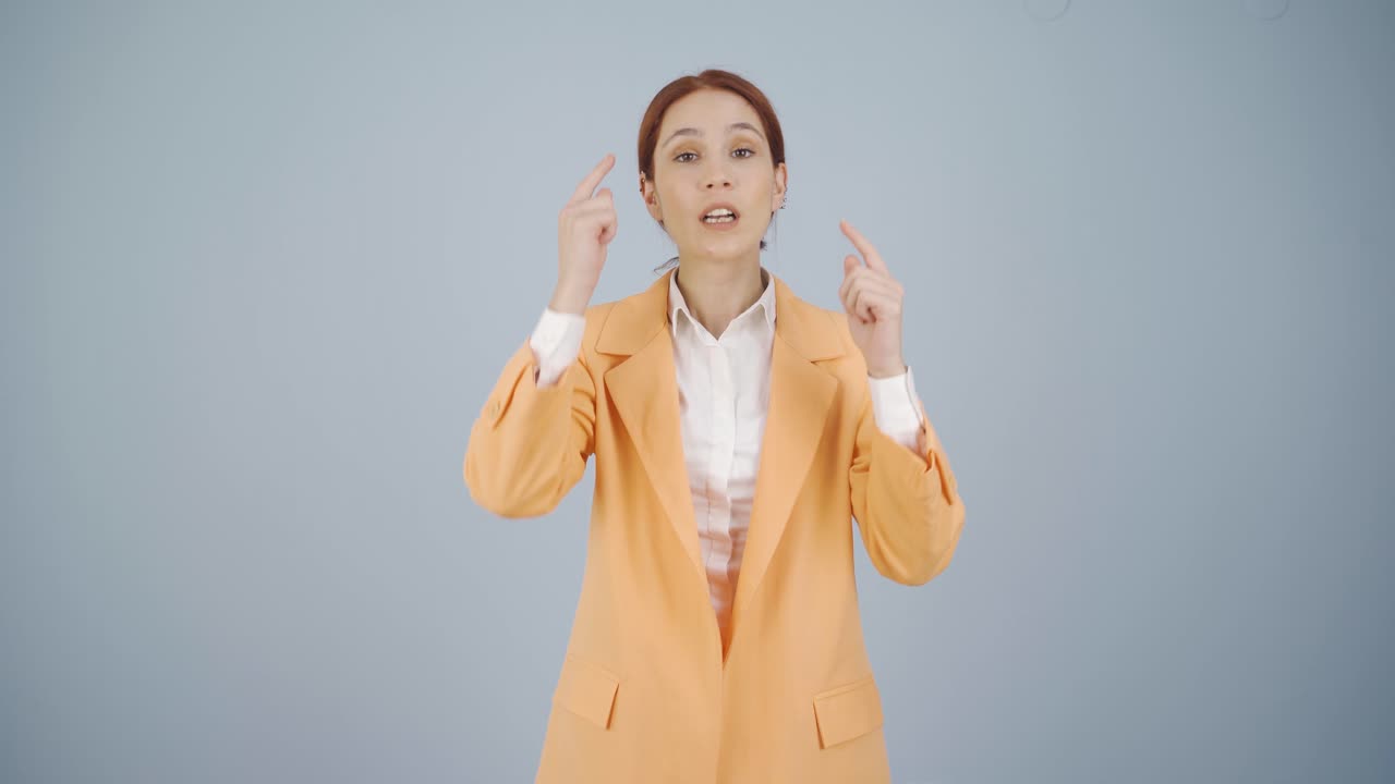 사업가 여성이 카메라 앞에서 동기부여 연설을 하고 있습니다.