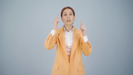 사업가 여성이 카메라 앞에서 동기부여 연설을 하고 있습니다.