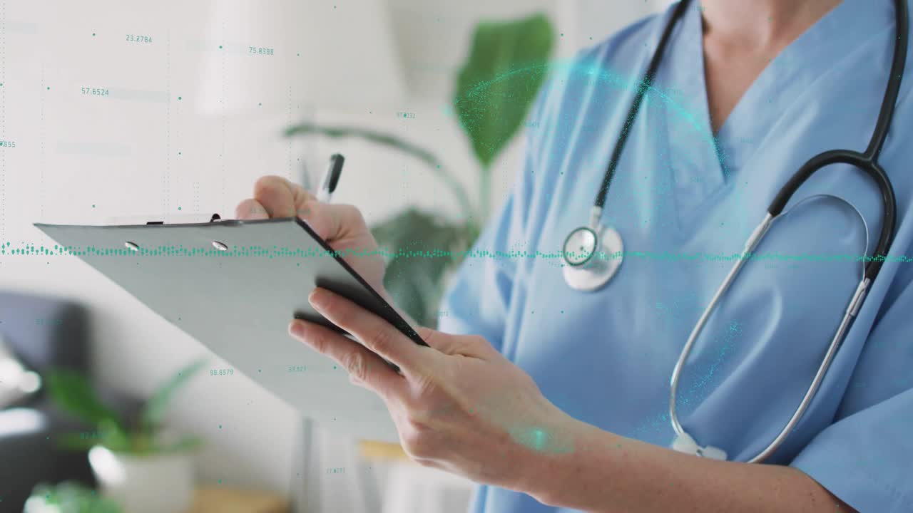 Professionista medico che alza la penna per compilare e aggiorna la cartella clinica del paziente in un ambulatorio