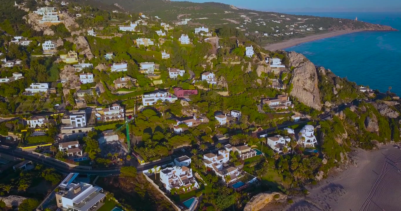 Vista aérea de casas de luxo perto da praia