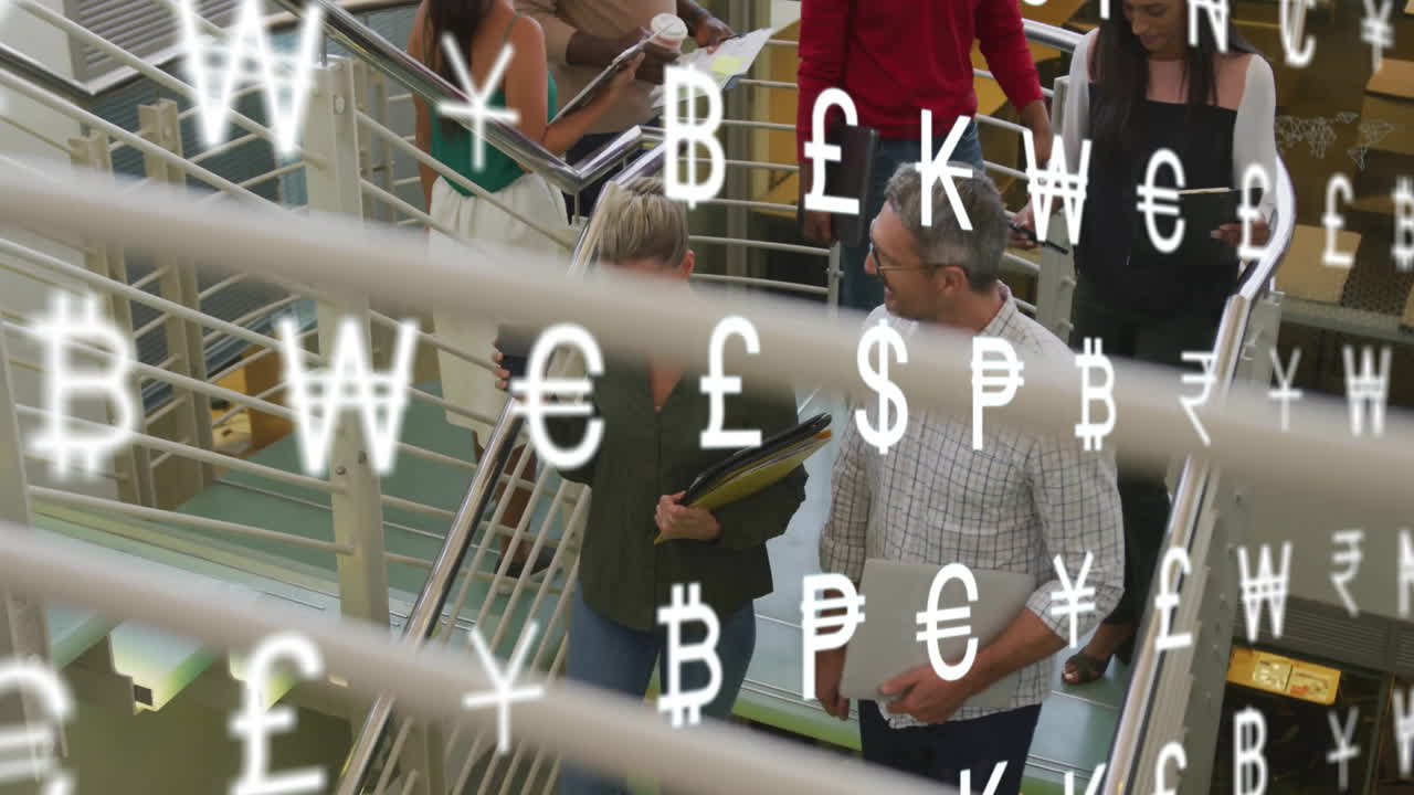 계단을 내려가는 다양한 동료 위에 통화 기호의 애니메이션