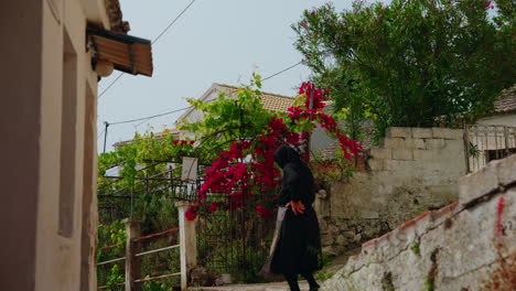 Una-Anciana-Griega-Caminando-Por-La-Calle-Con-Un-Bastón-En-El-Pueblo-De-Lakones-En-Corfú